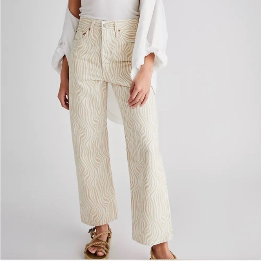 Levi’s Ribcage Straight Leg jean in ‘Optic Heat’ wash.